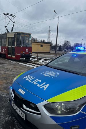 Na dziewięciu zdjęciach widzimy umundurowanych policjantów biorących udział w trzeciej edycji kursu kwalifikowanej pierwszej pomocy medycznej.