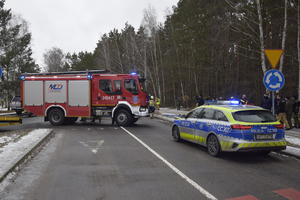 Na dziewięciu zdjęciach widzimy umundurowanych policjantów biorących udział w trzeciej edycji kursu kwalifikowanej pierwszej pomocy medycznej.