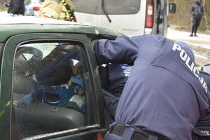 Na dziewięciu zdjęciach widzimy umundurowanych policjantów biorących udział w trzeciej edycji kursu kwalifikowanej pierwszej pomocy medycznej.