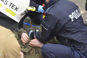 Na dziewięciu zdjęciach widzimy umundurowanych policjantów biorących udział w trzeciej edycji kursu kwalifikowanej pierwszej pomocy medycznej.