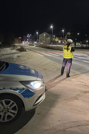 Na fotografiach znajduje się umundurowany funkcjonariusz policji oraz oznakowany pojazd. Funkcjonariusz policji dokonuje pomiaru prędkości.