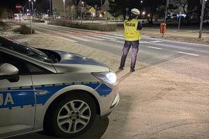 Na fotografiach znajduje się umundurowany funkcjonariusz policji oraz oznakowany pojazd. Funkcjonariusz policji dokonuje pomiaru prędkości.