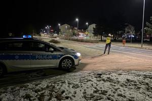 Na fotografiach znajduje się umundurowany funkcjonariusz policji oraz oznakowany pojazd. Funkcjonariusz policji dokonuje pomiaru prędkości.