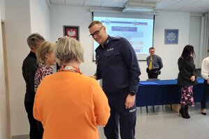 Zdjęcia przedstawiają pracowników służby cywilnej KMP w Toruniu.