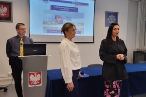 Zdjęcia przedstawiają pracowników służby cywilnej KMP w Toruniu.