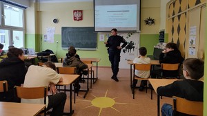 Zdjęcia przedstawiają toruńskich profilaktyków podczas zajęć z uczniami klas IV i VI.