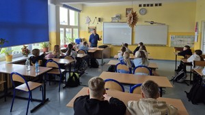 Zdjęcia przedstawiają toruńskich profilaktyków podczas zajęć z uczniami klas IV i VI.