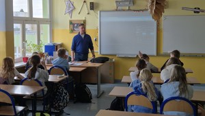 Zdjęcia przedstawiają toruńskich profilaktyków podczas zajęć z uczniami klas IV i VI.