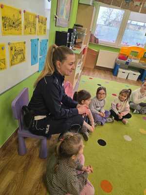 Policjantka z wizyta w przedszkolu