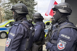 na fotografiach widać umundurowanych policjantów z Grupy Szybkiego Reagowania KMP Toruń.