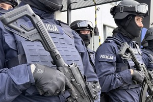 na fotografiach widać umundurowanych policjantów z Grupy Szybkiego Reagowania KMP Toruń.