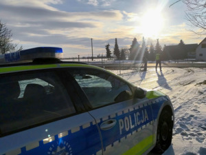 Na zdjęciach widać umundurowanego policjanta dokonującego pomiaru prędkości. Na kolejnych fotografiach umundurowany policjant przeprowadza kontrole drogową przy zatrzymanym samochodzie osobowym.