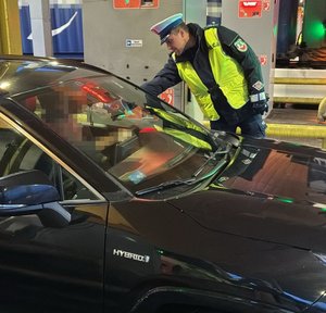 Na zdjęciach widać policjantów przeprowadzających kontrole trzeźwości na bramkach autostrady A1.