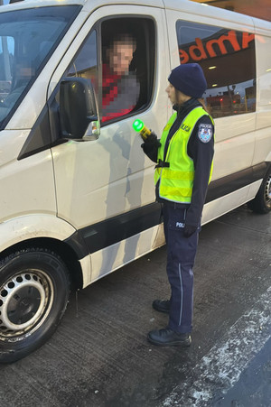 Na zdjęciach widać policjantów przeprowadzających kontrole trzeźwości na bramkach autostrady A1.