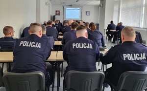 Komendant Miejski Policji w Toruniu prowadzi odprawę służbową