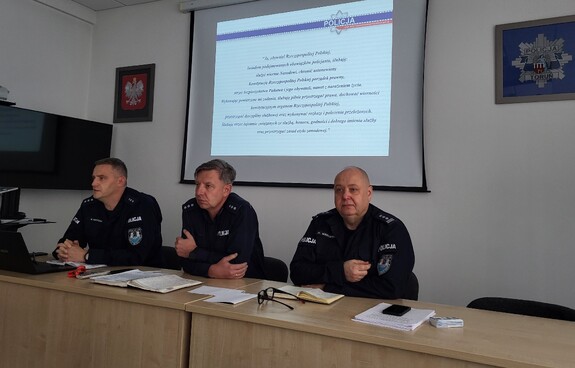 Komendant Miejski Policji w Toruniu prowadzi odprawę służbową