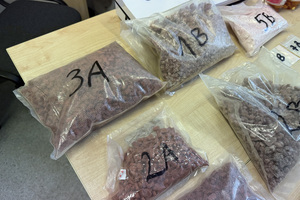 Na zdjęciach widać zabezpieczone środki odurzające, przedmioty przypominające broń.