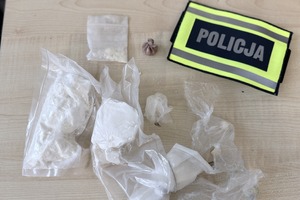 Na zdjęciach widać zabezpieczone środki odurzające, przedmioty przypominające broń.