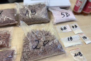 Na zdjęciach widać zabezpieczone środki odurzające, przedmioty przypominające broń.