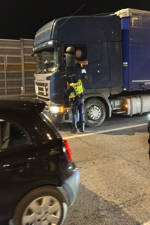 na zdjęciach widać kierujących pojazdami w trakcie kontroli stanu trzeźwości