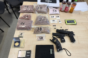 Na zdjęciu widać zabezpieczone przedmioty, narkotyki, przedmioty przypominające broń