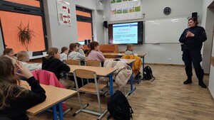 Profilaktyczne spotkanie policji z uczniami klas IV i V
