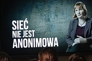 Na zdjęciach widoczny jest policjant w trakcie spotkania z uczniami szkoły podstawowej. Policjant jest w umundurowaniu służbowym. Na jednym ze zdjęć widać również fragment prezentowanego w trakcie zajęć filmu dot. bezpieczeństwa w Internecie.