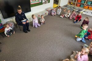 Na fotografiach widać przedszkolaków z Przedszkola Miejskiego nr. 3 w Toruniu. Dzieci są na zajęciach z umundurowaną policjantką ruchu drogowego.