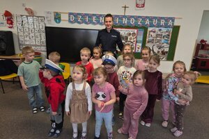 Na fotografiach widać przedszkolaków z Przedszkola Miejskiego nr. 3 w Toruniu. Dzieci są na zajęciach z umundurowaną policjantką ruchu drogowego.