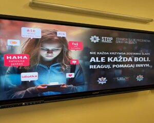 Na zdjęciu widać umundurowaną policjantkę trackie zajęć z młodzieżą szkolną.