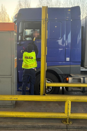 Na dwóch zdjęciach widać umundurowanego funkcjonariusza Policji, dokonującego badania stanu trzeźwości kierujących. Trzecie zdjęcie przedstawia pojazd dostawczy, który umieszczany jest na lawecie.