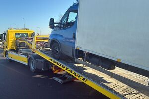 Na dwóch zdjęciach widać umundurowanego funkcjonariusza Policji, dokonującego badania stanu trzeźwości kierujących. Trzecie zdjęcie przedstawia pojazd dostawczy, który umieszczany jest na lawecie.