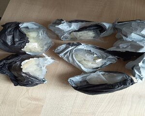 na zdjęciu znajduje się pięć opakowań z widoczną częściowo zbryloną substancją koloru białego.