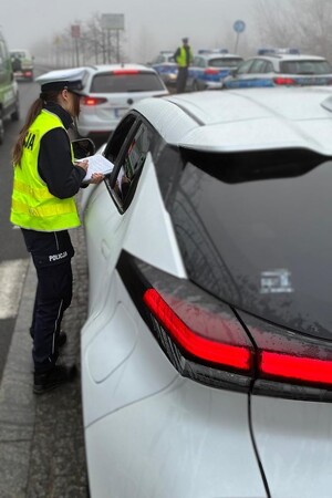 Na zdjęciach widać umundurowanych policjantów Wydziału Ruchu Drogowego. Policjanci dokonują kontroli pojazdów oraz rowerzysty.