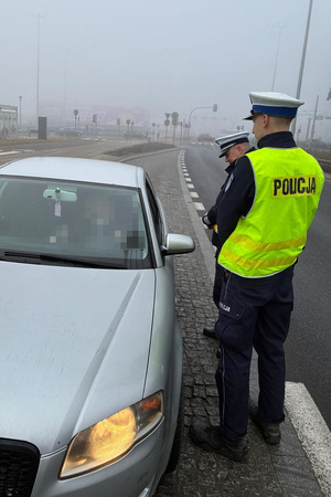 Na zdjęciach widać umundurowanych policjantów Wydziału Ruchu Drogowego. Policjanci dokonują kontroli pojazdów oraz rowerzysty.