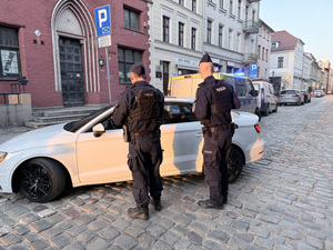 Na zdjęciach widać umundurowanych policjantów w trakcie prowadzonych kontroli drogowych. Widoczni są również funkcjonariusze Straży Miejskiej.