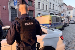 Na zdjęciach widać umundurowanych policjantów w trakcie prowadzonych kontroli drogowych. Widoczni są również funkcjonariusze Straży Miejskiej.