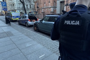 Na zdjęciach widać umundurowanych policjantów w trakcie prowadzonych kontroli drogowych. Widoczni są również funkcjonariusze Straży Miejskiej.