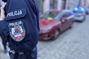 Na zdjęciach widać umundurowanych policjantów w trakcie prowadzonych kontroli drogowych. Widoczni są również funkcjonariusze Straży Miejskiej.