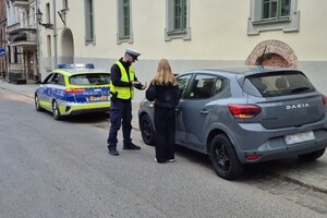 Na zdjęciach widać umundurowanego policjanta przeprowadzającego kontrole nieprawidłowo zaparkowanych pojazdów.