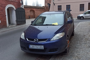 Na zdjęciach widać umundurowanego policjanta przeprowadzającego kontrole nieprawidłowo zaparkowanych pojazdów.