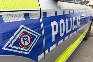 na zdjęciu widać wycinek radiowozu policyjnego