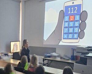 zdjęcie wykonane jest podczas prowadzonych zajęć w komisariacie policji Toruń Rubinkowo. Na zdjęciu widać policjantkę oraz kadr z filmu.