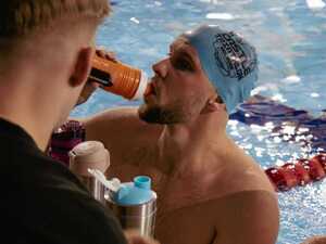 Na zdjęciach widzimy mł. asp. Piotra Wiśniewskiego - policjanta Komisariatu Policji w Chełmży. Mundurowy zajął 3 miejsce w nocnym maratonie pływackim. Na ostatnim zdjęciu widnieje dyplom wraz z medalem.