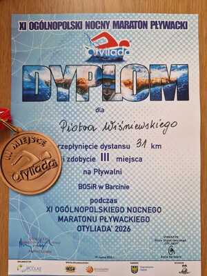 Na zdjęciach widzimy mł. asp. Piotra Wiśniewskiego - policjanta Komisariatu Policji w Chełmży. Mundurowy zajął 3 miejsce w nocnym maratonie pływackim. Na ostatnim zdjęciu widnieje dyplom wraz z medalem.