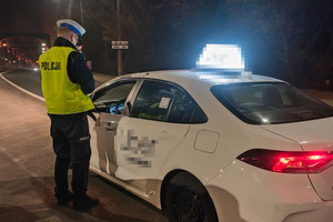 na zdjęciach widać umundurowanych policjantów ruchu drogowego, prowadzących kontrole pojazdów. Dwa zdjęcia są wykonane w porze nocnej, jedno w porze dziennej. Na zdjęciu, które jest wykonane w porze dziennej policjant jest razem z funkcjonariuszem ITD.