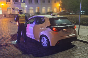 na zdjęciach widać umundurowanych policjantów ruchu drogowego, prowadzących kontrole pojazdów. Dwa zdjęcia są wykonane w porze nocnej, jedno w porze dziennej. Na zdjęciu, które jest wykonane w porze dziennej policjant jest razem z funkcjonariuszem ITD.
