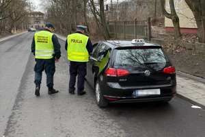 na zdjęciach widać umundurowanych policjantów ruchu drogowego, prowadzących kontrole pojazdów. Dwa zdjęcia są wykonane w porze nocnej, jedno w porze dziennej. Na zdjęciu, które jest wykonane w porze dziennej policjant jest razem z funkcjonariuszem ITD.