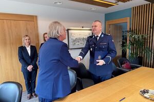 Zdjęcia prezentują władze uczelnio wyższej UMK w Toruniu oraz oddziału Collegium Medicum w Bydgoszczy. Widoczny jest również na nim Komendant Miejski Policji w Toruniu oraz Komendant Miejski Policji w Bydgoszczy.