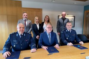 Zdjęcia prezentują władze uczelnio wyższej UMK w Toruniu oraz oddziału Collegium Medicum w Bydgoszczy. Widoczny jest również na nim Komendant Miejski Policji w Toruniu oraz Komendant Miejski Policji w Bydgoszczy.